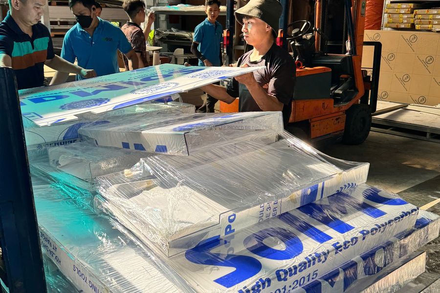 Xe nâng vận chuyển tấm Polycarbonate khổ lớn tại kho Sơn Băng