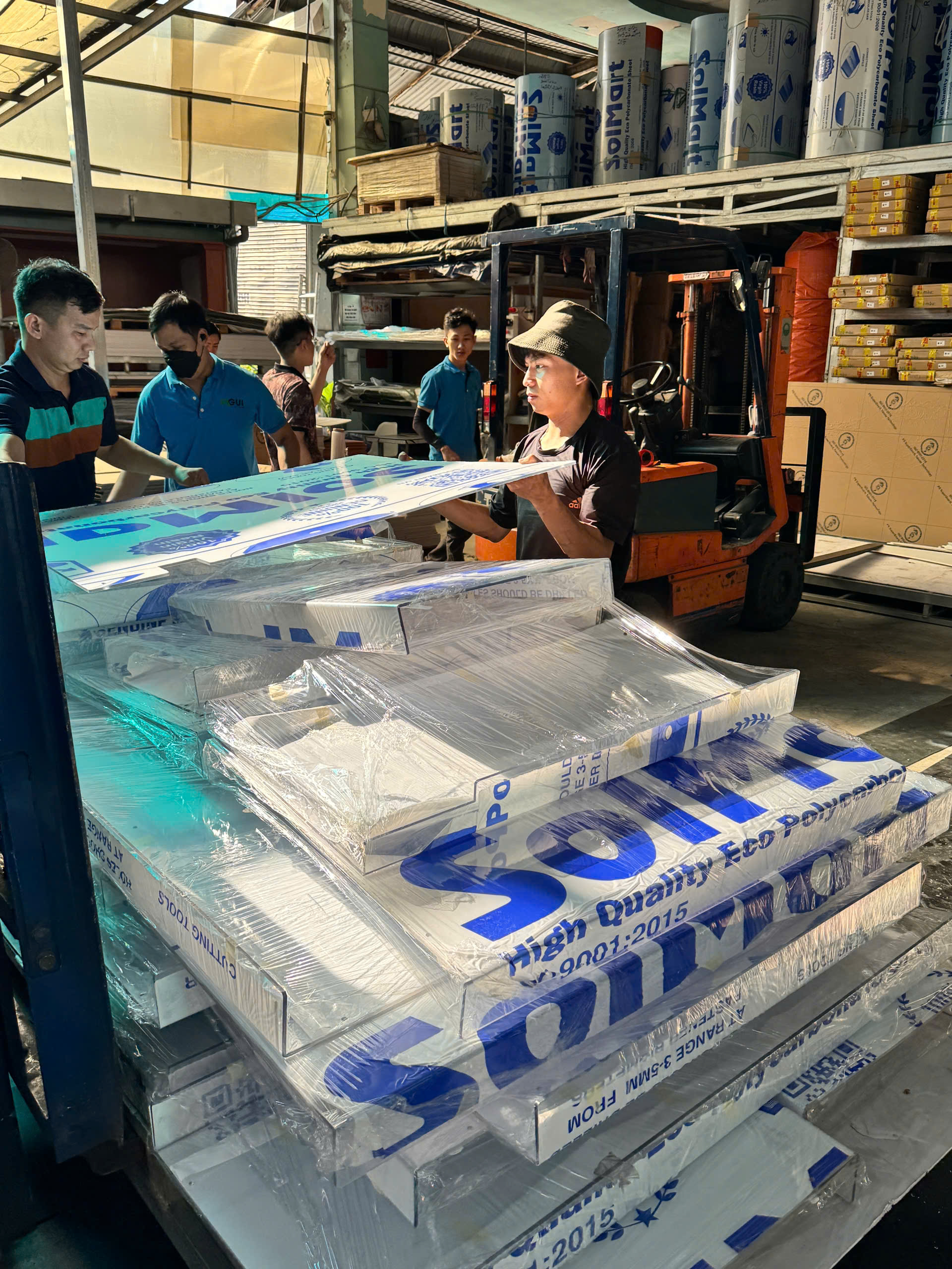 Xe nâng vận chuyển tấm Polycarbonate khổ lớn tại kho Sơn Băng